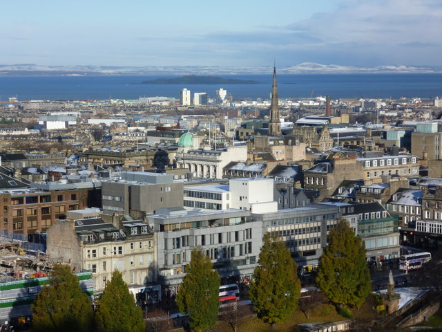 A local photograph of Edinburgh, sourced from Wikimedia Commons.